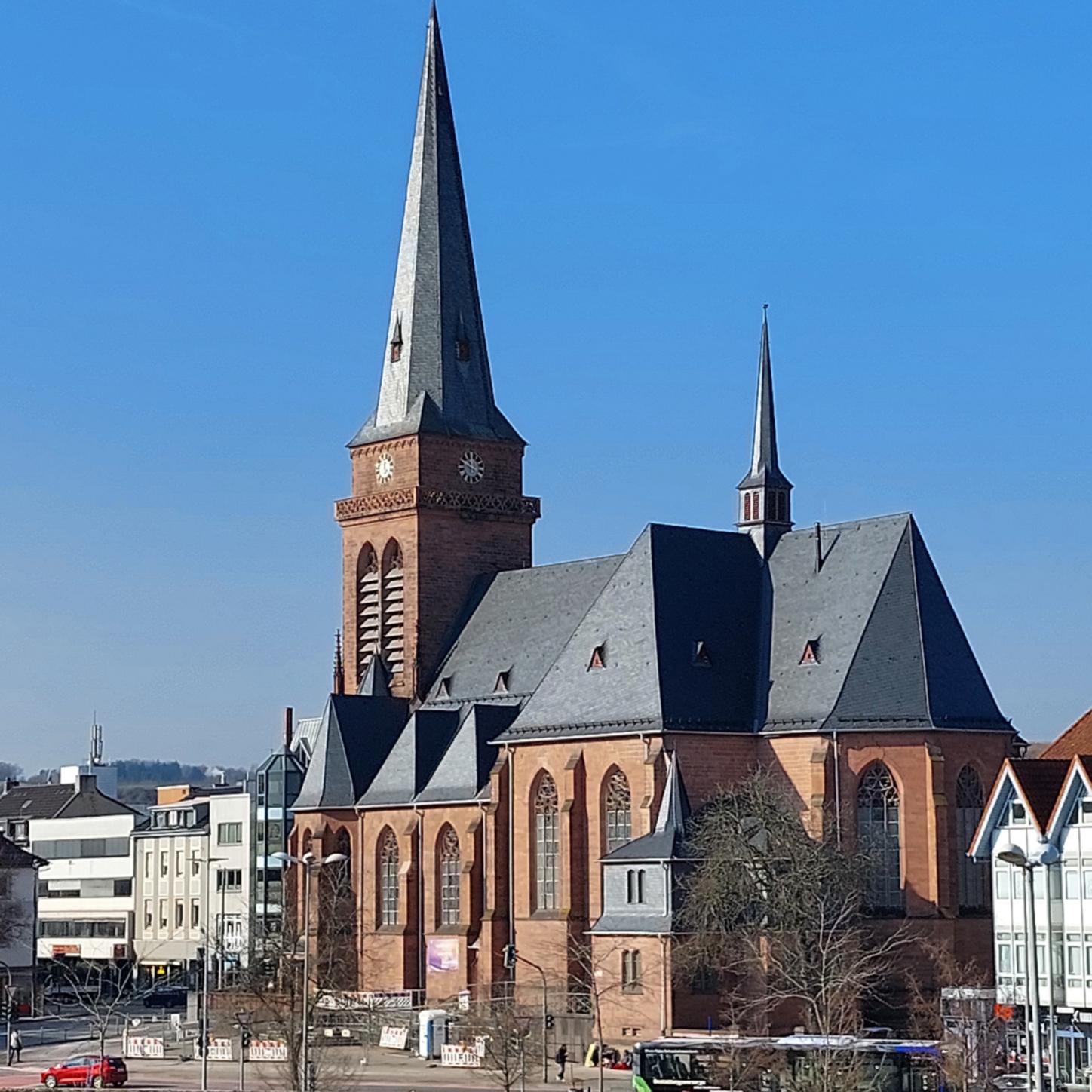 Das Bild zeigt die Hl.-Kreuz-Kirche mit umgebenden Gebäuden aus der Richtung des Fahrradparkhauses