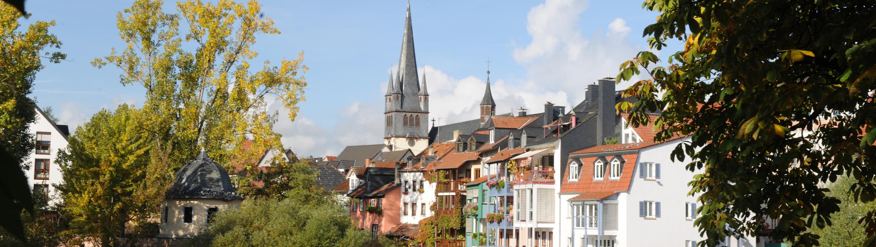 Blick auf die Ellerbachmündung in die Nahe und im Hintergrund der Turm der St.-Nikolaus-Kirche