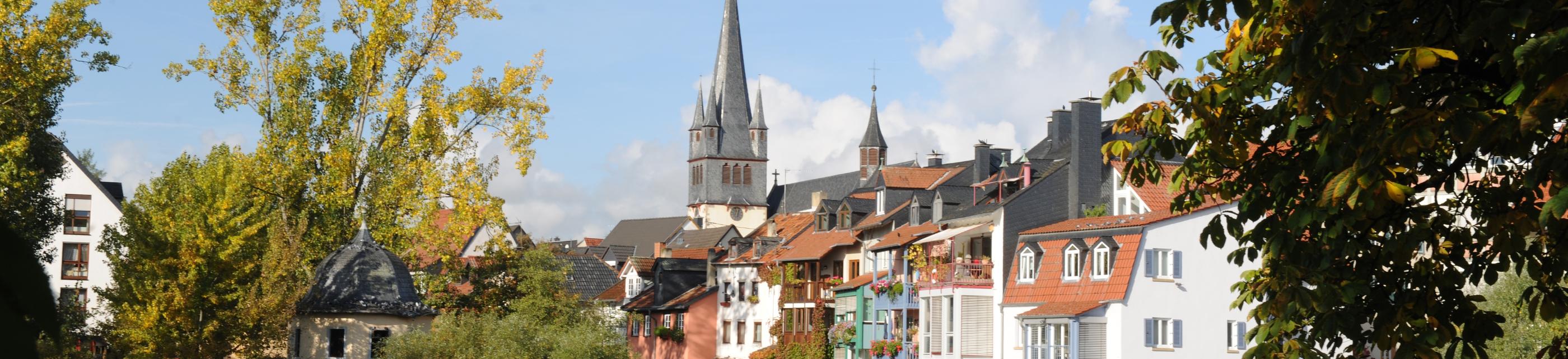 Blick auf die Ellerbachmündung in die Nahe und im Hintergrund der Turm der St.-Nikolaus-Kirche