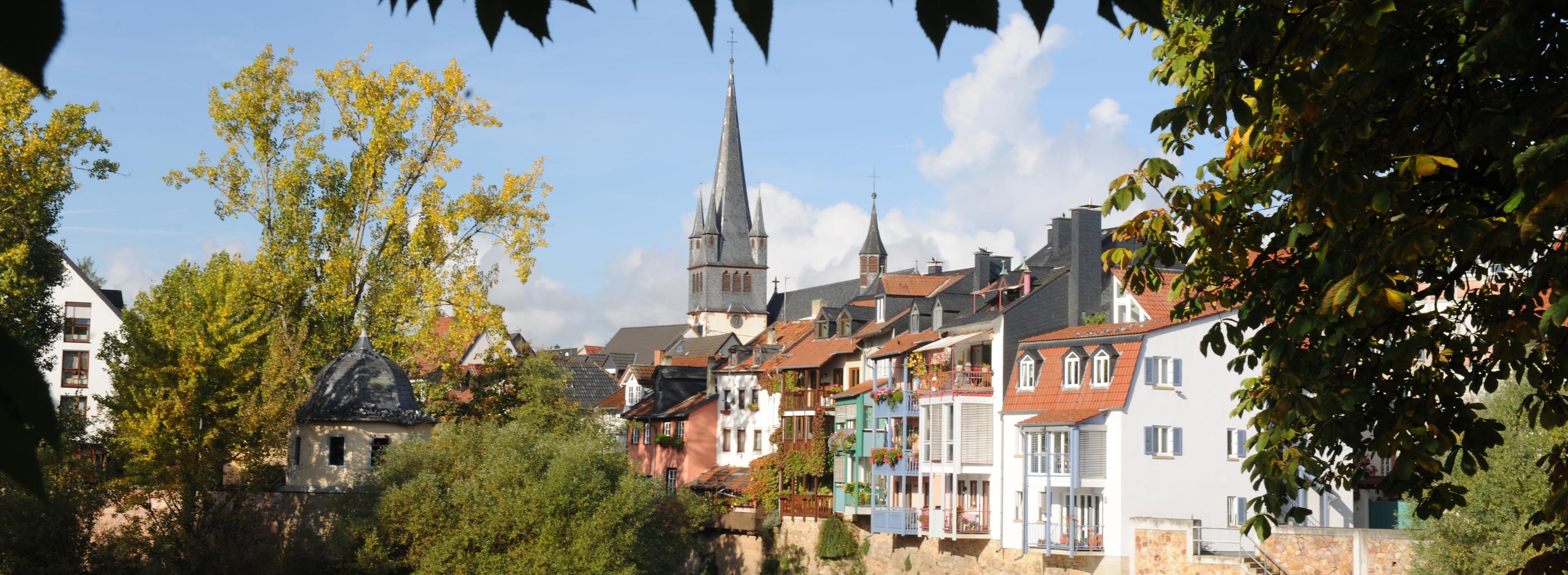 Blick auf die Ellerbachmündung in die Nahe und im Hintergrund der Turm der St.-Nikolaus-Kirche