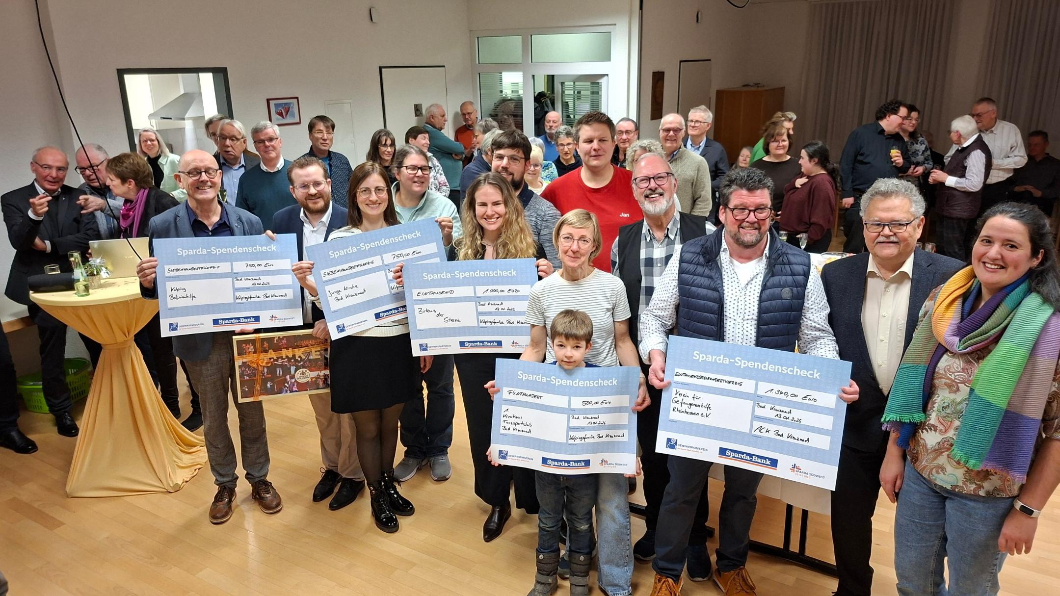 Das Bild zeigt die Spendenempfänger, die am Neujahrsempfang der Kirchengemeinde und der Kolpingsfamilie Spenden für ihre Institutionen erhalten haben.
