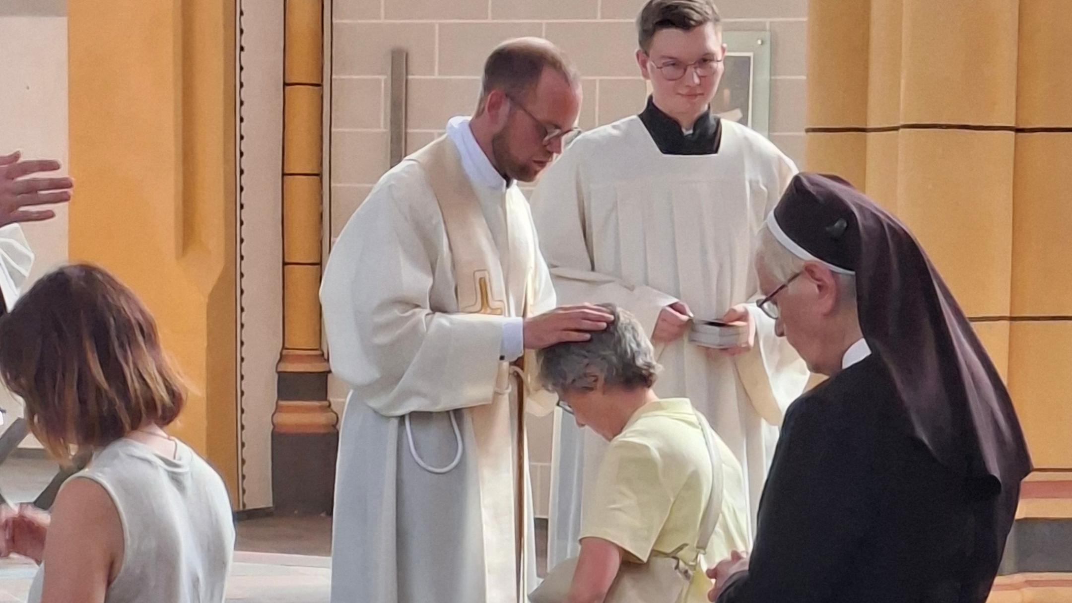 Neupriester Mathias Kremer erteilt den Primizsegen.