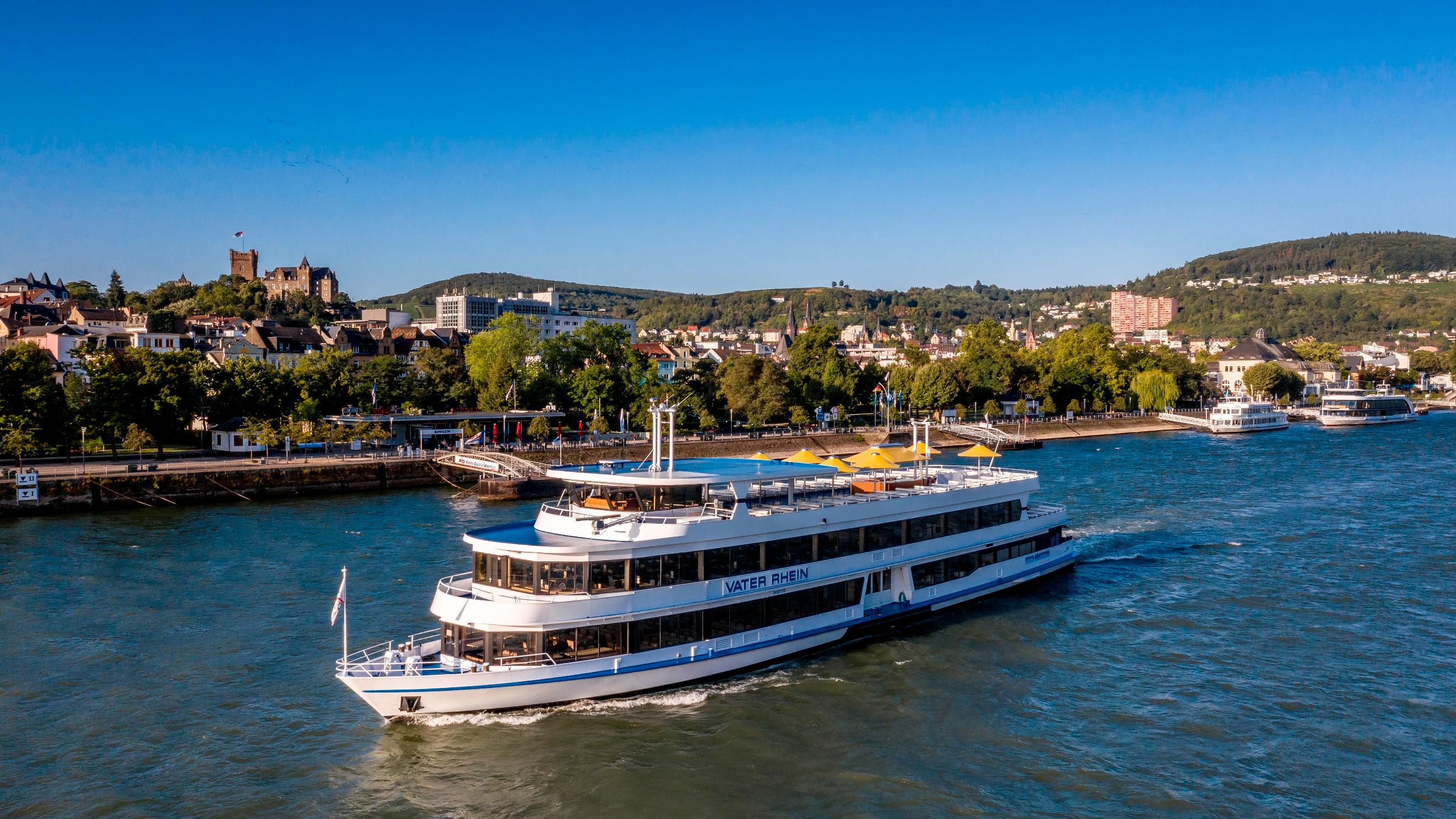 Das Bild zeigt ein Ausflugsschiff auf dem Rhein vor Bingen