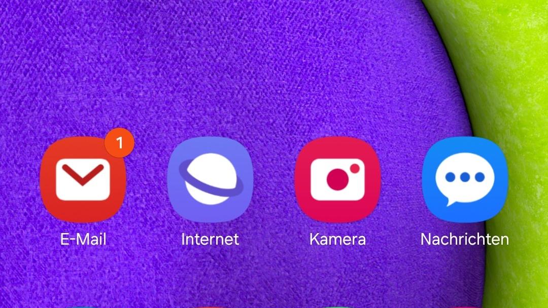 Das Bild zeigt einen Ausschnitt einer Handyoberfläche mit dem Icon für Emails, das mit einer Ziffer die Anzahl der eingegangenen Emails anzeigt