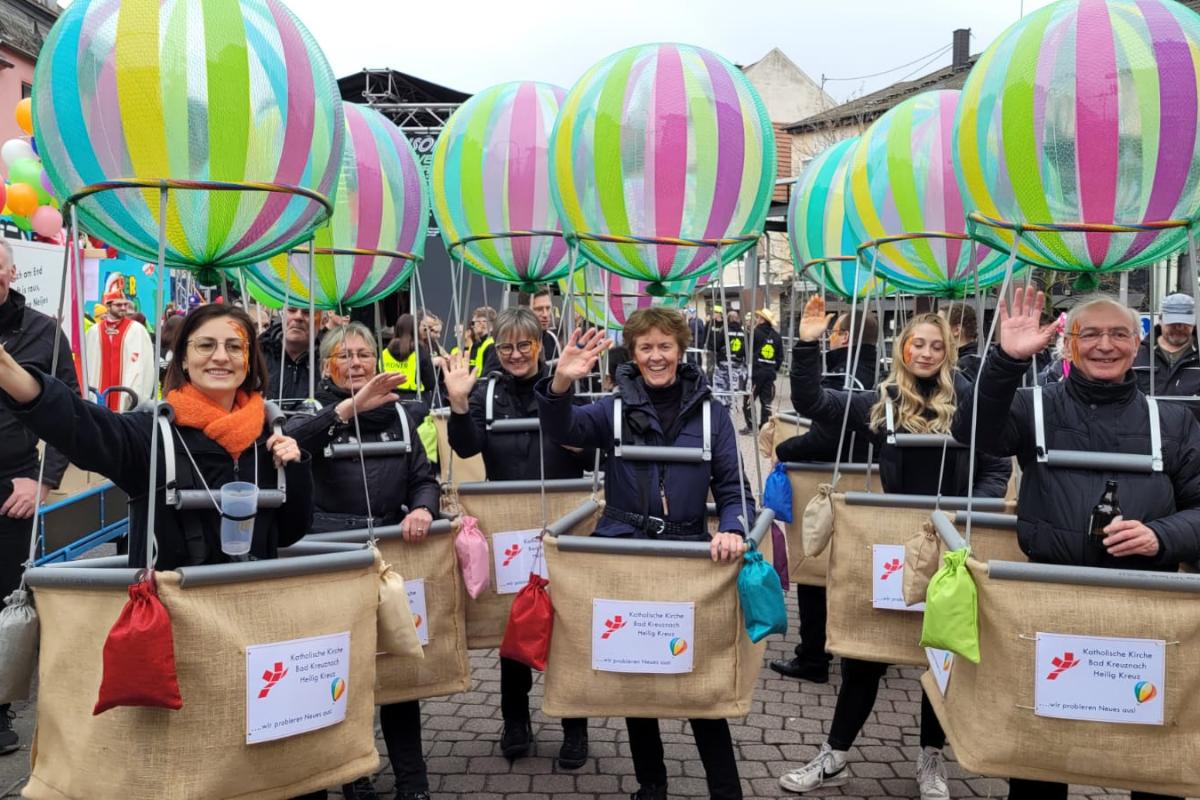 Das Bild zeigt Teilnehmer der Fußgruppe der Kirchengemeinde am Karnevalsumzug in Bad Kreuznach