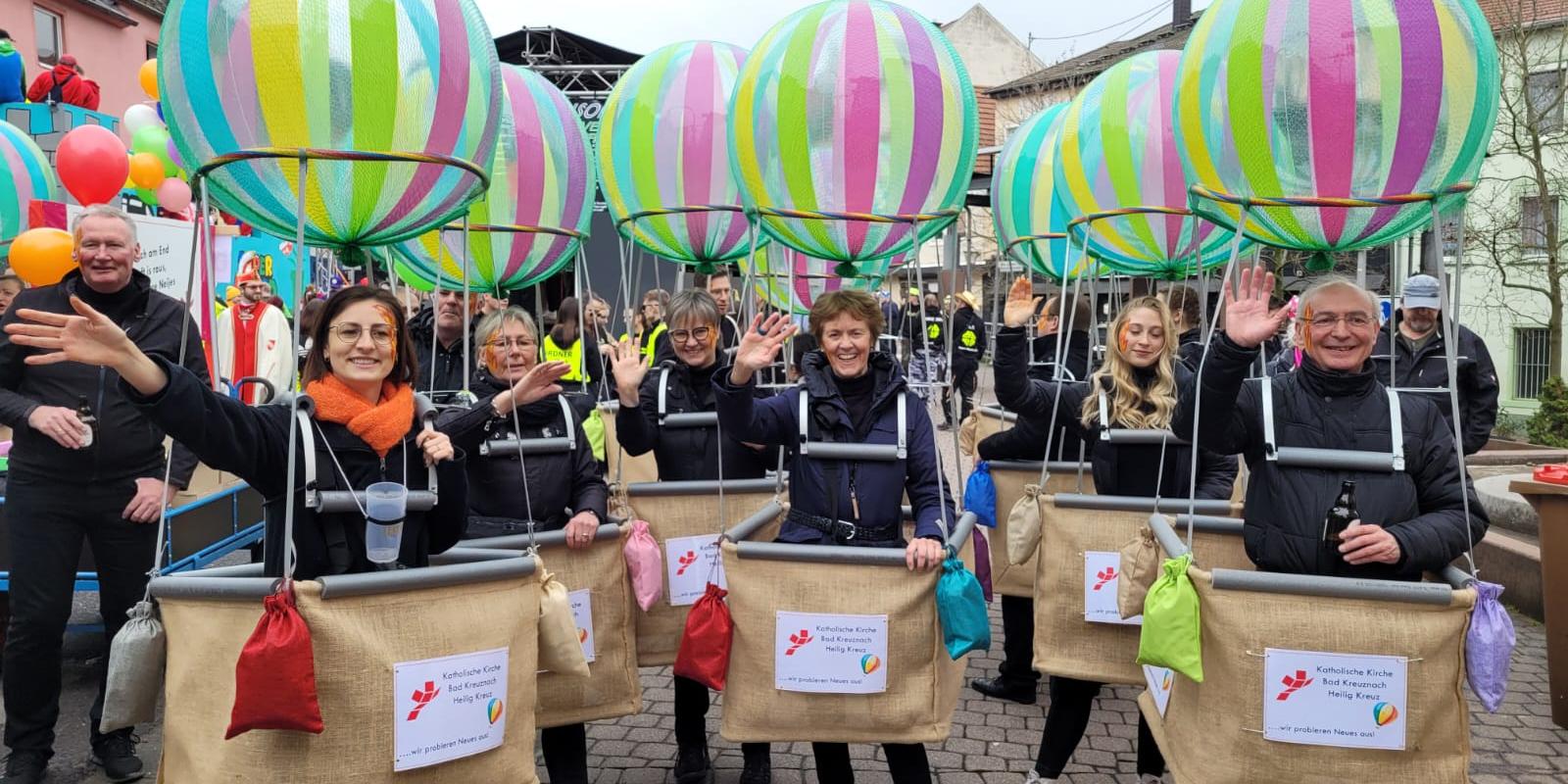 Das Bild zeigt Teilnehmer der Fußgruppe der Kirchengemeinde am Karnevalsumzug in Bad Kreuznach