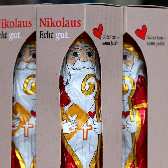 Das Bild zeigt fünf Kartons mit Schokonikoläusen. (c) Jürgen Köhn In: Pfarrbriefservice.de Das Bild zeigt fünf Kartons mit Schokonikoläusen.