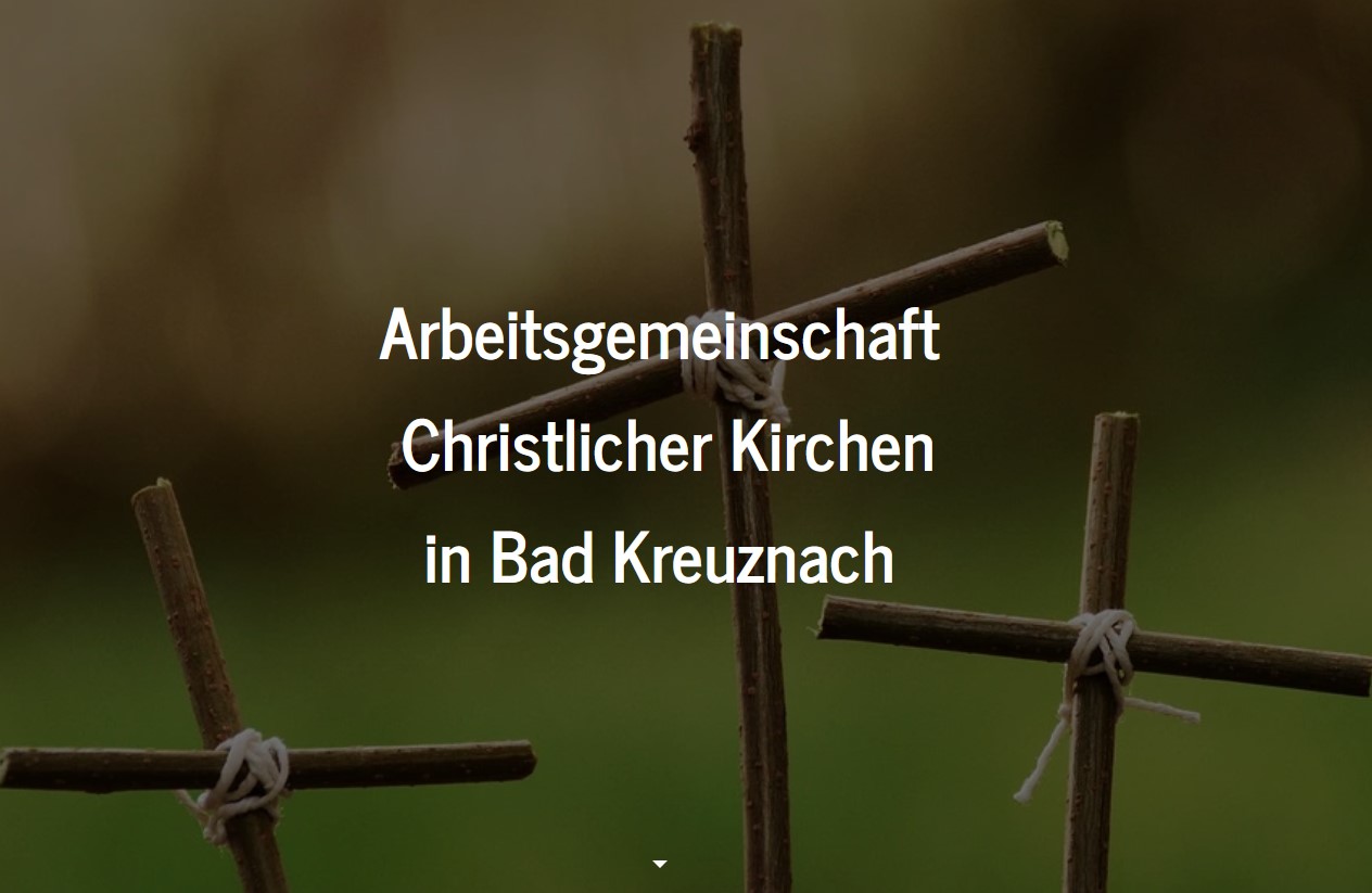 Das Bild zeigt drei Holzkreuze aus Ästen mit dem Schriftzug Arbeitsgemeinschaft christlicher Kirchen in Bad Kreuznach