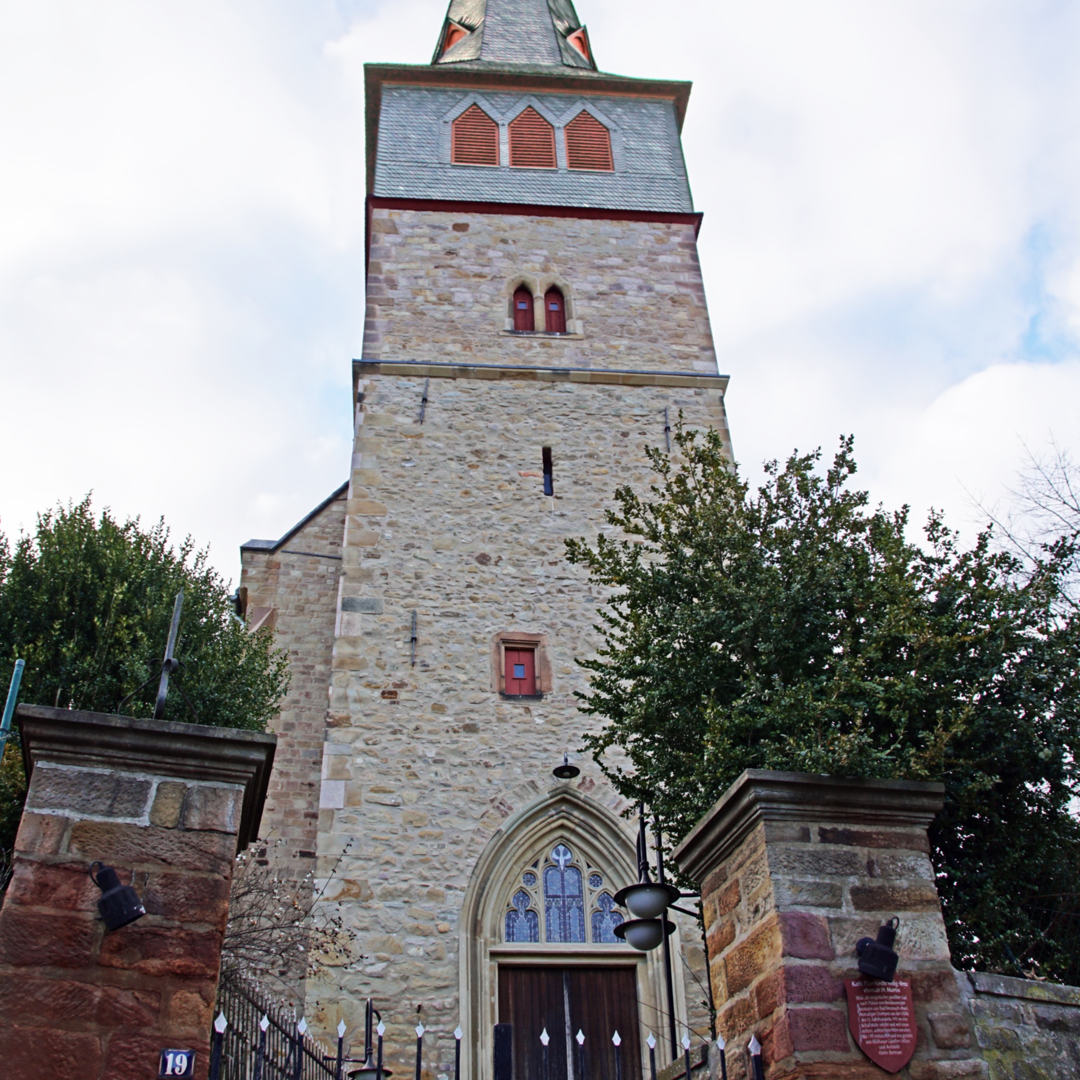 Das Bild zeigt die Kirche Kreuzerhöhung in Norheim von der Eingangsseite her.