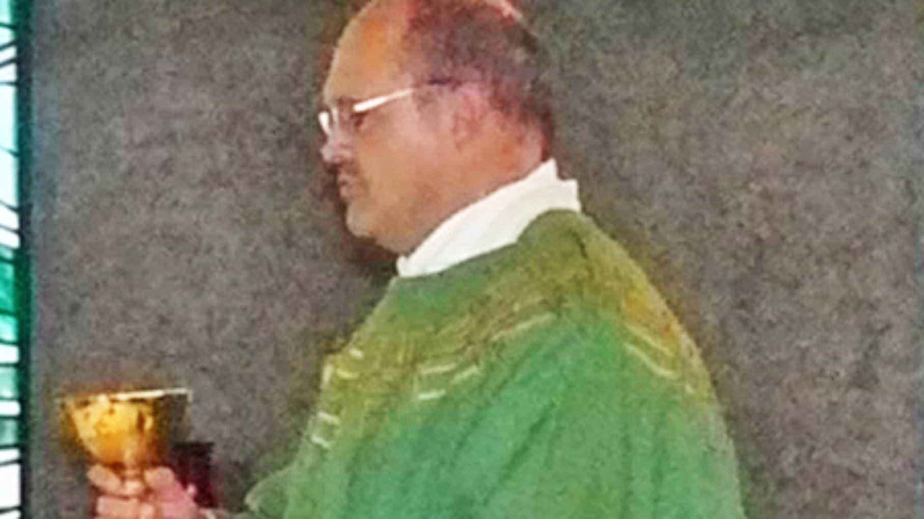 Pfarrer Ulrich Laux am Altar in der Kapelle Marienwörth während eines Gottesdienstes