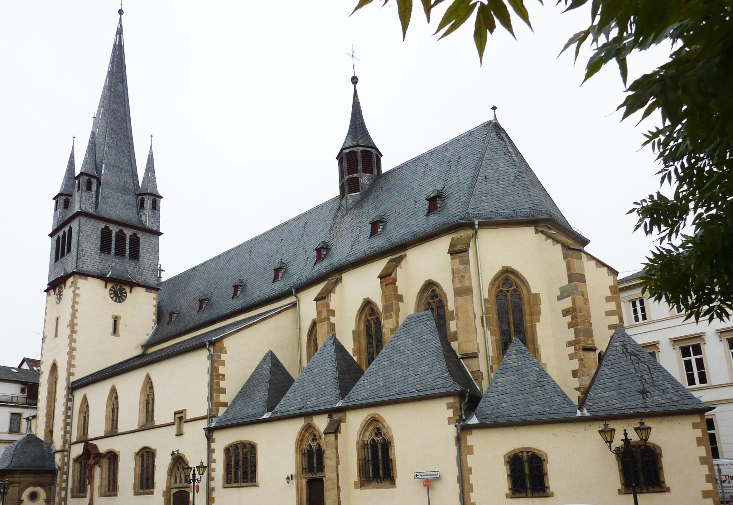 Das Bild zeigt die St.-Nikolaus-Kirche von der Poststraße aus.