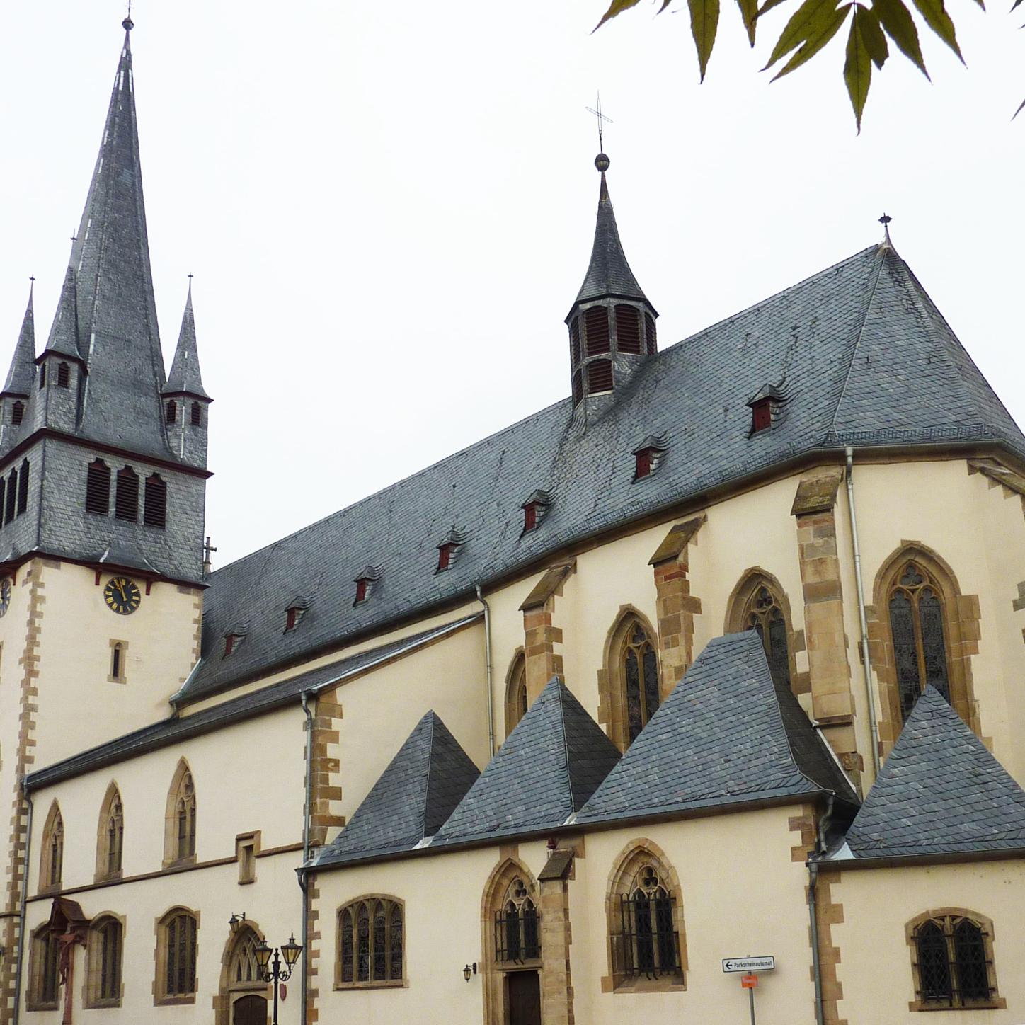 Das Bild zeigt die St.-Nikolaus-Kirche von der Poststraße aus.