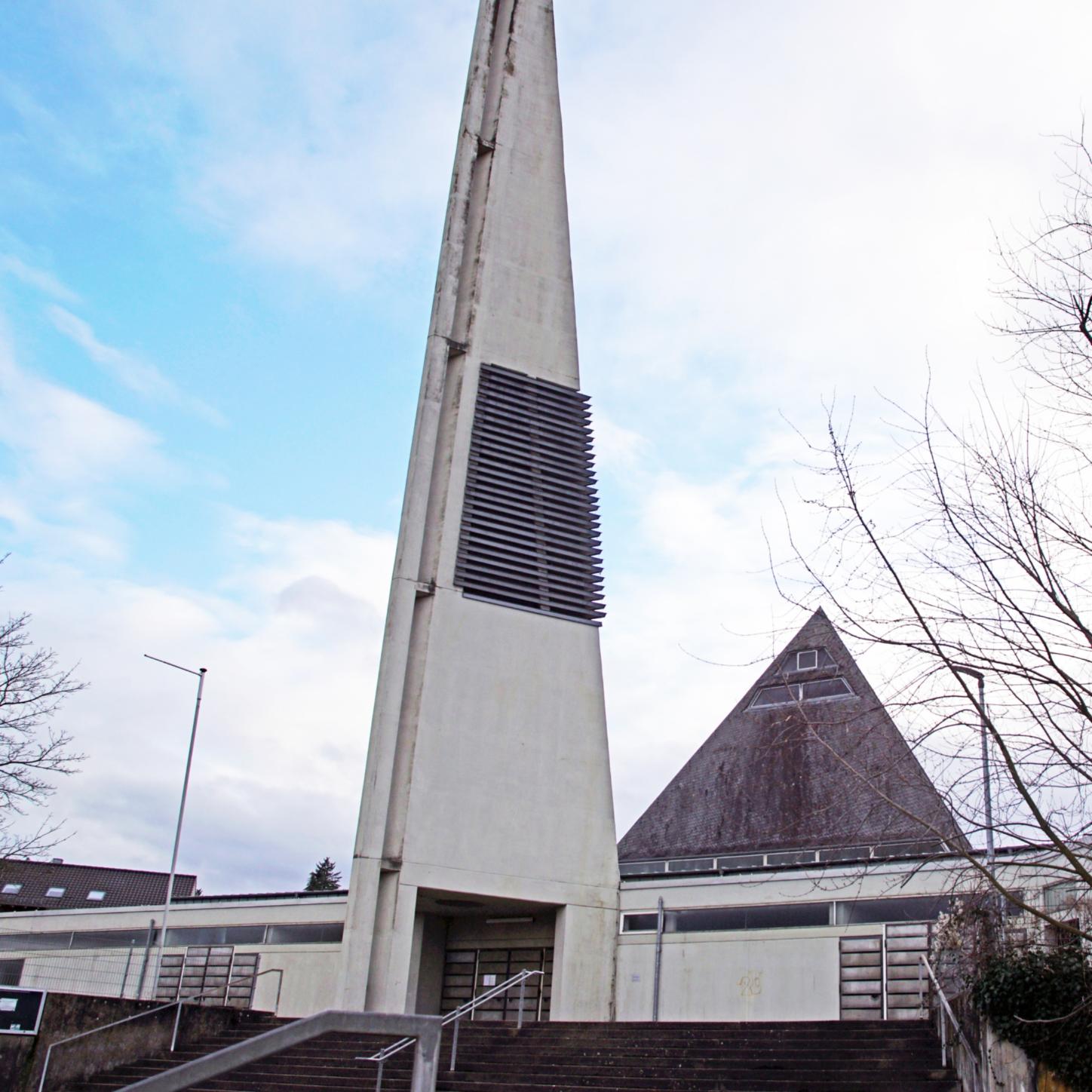 Das Bild zeigt die St.-Wolfgang-Kirche von der Eingangsseite her.