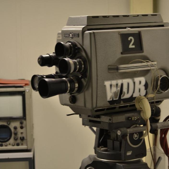 Das Bild zeigt eine alte Fernsehkamera des WDR. (c) Yohanes Vianey Lein In: Pfarrbriefservice.de Das Bild zeigt eine alte Fernsehkamera des WDR.
